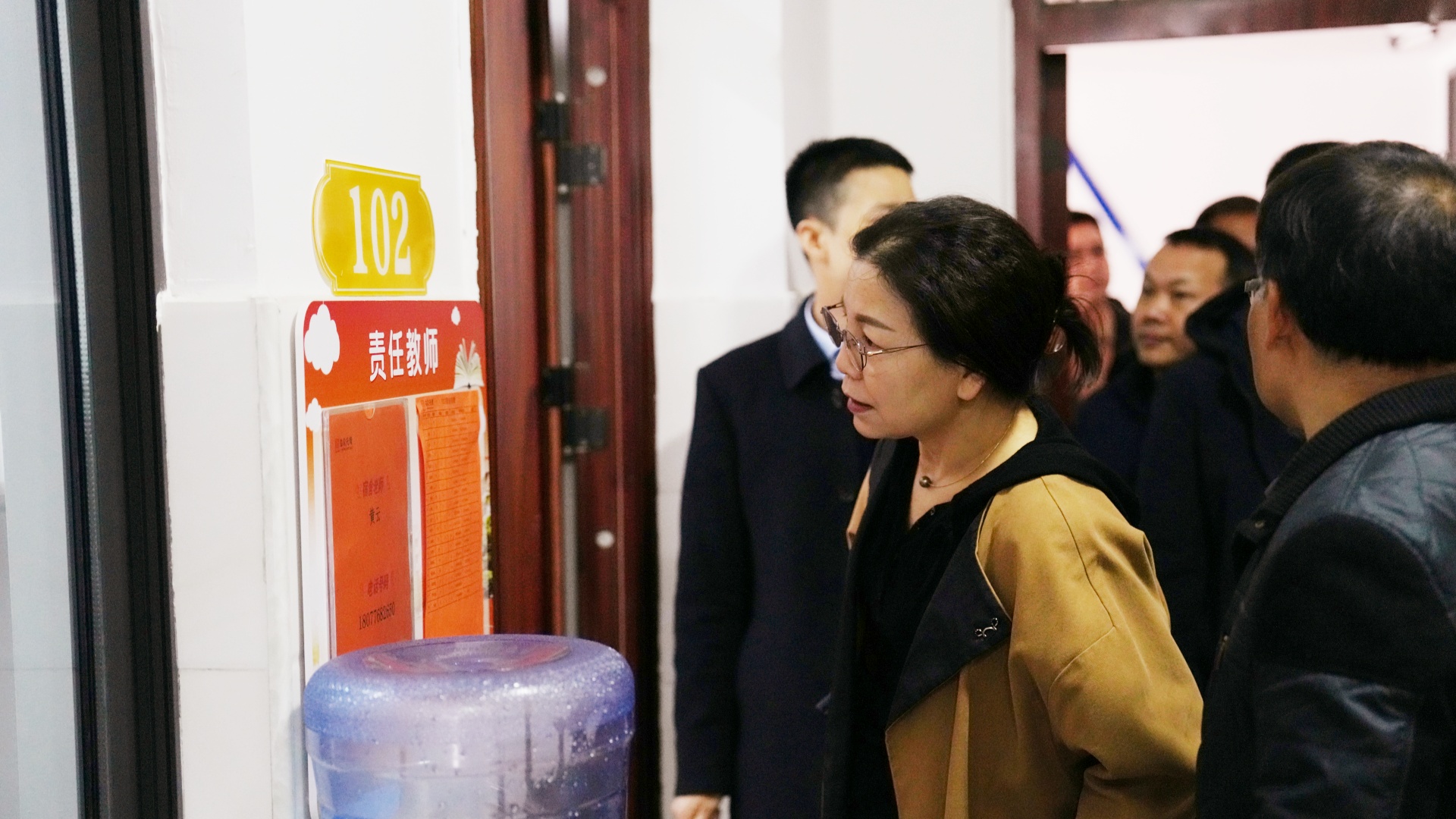 考察組到龍景三小校區(qū)托管樓實(shí)地參觀2_副本 考察組到龍景三小校區(qū)托管樓實(shí)地參觀2_副本